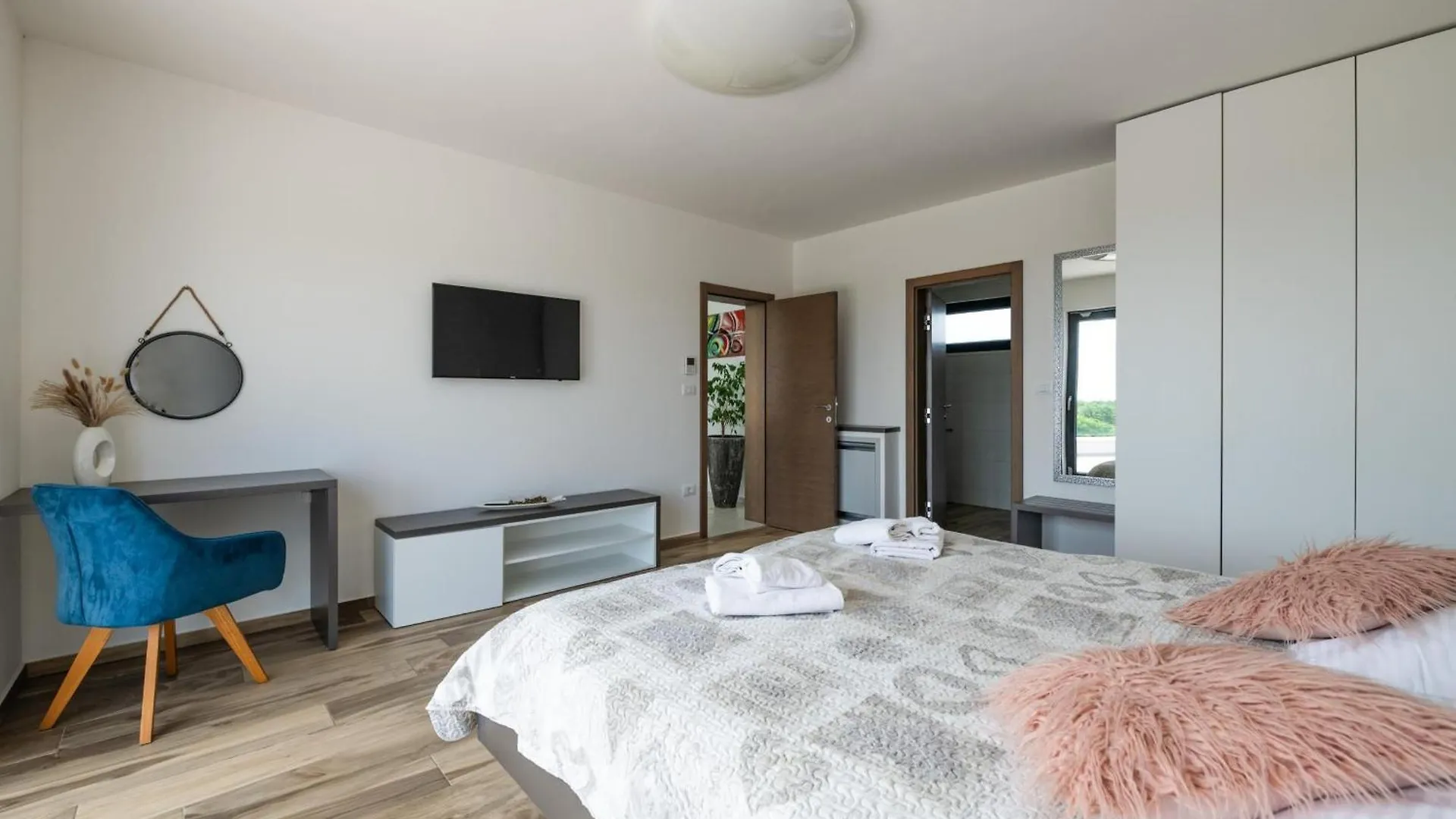 Villa Emma Mit 5 Schlafzimmern Und Beheiztem Pool Juršići Ferienhaus